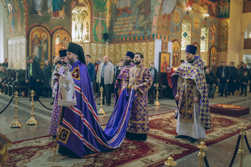 В Неделю Торжества Православия Преосвященнейший епископ Симон совершил Божественную литургию святителя Василия Великого в Покровском кафедральном соборе г. Шахты