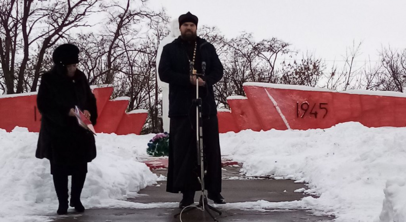 Иерей Антоний Грогуленко принял участие в торжественном митинге в день памяти освобождения микрорайона Лиховского от немецко-фашистских захватчиков