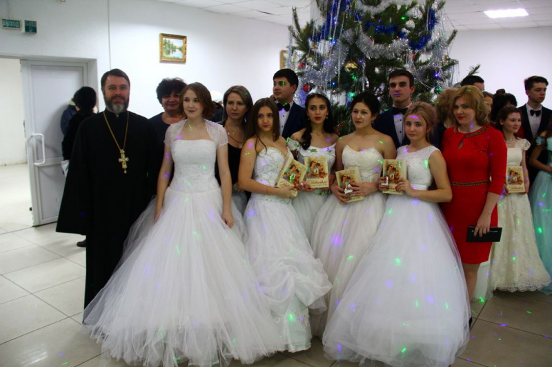 Багаевское благочиние встретило Рождество Христово, как и весь православный мир, Божественной литургией, торжественными песнопениями и радостными поздравлениями