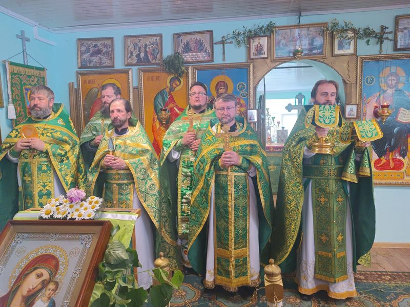 В храме Святой Троицы г. Шахты соборным богослужением отметили престольный праздник