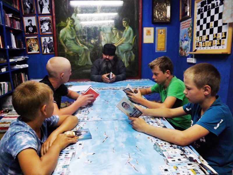 По благословению епископа Шахтинского и Миллеровского Симона идет прием кандидатов в Военно-патриотическую Кадетскую воскресную группу во имя святого цесаревича Алексия при Смоленском храме станицы Шумилинской