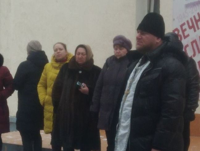 С целью пастырского попечения о малолюдных поселениях духовенство Нижнедонского благочиния совершает регулярные встречи с жителями окраин