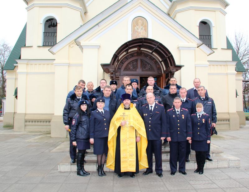 В День сотрудников органов внутренних дел в храме святителя Николая ст. Багаевской совершен благодарственный молебен с участием начальника ОВД по Багаевскому району и сотрудниками