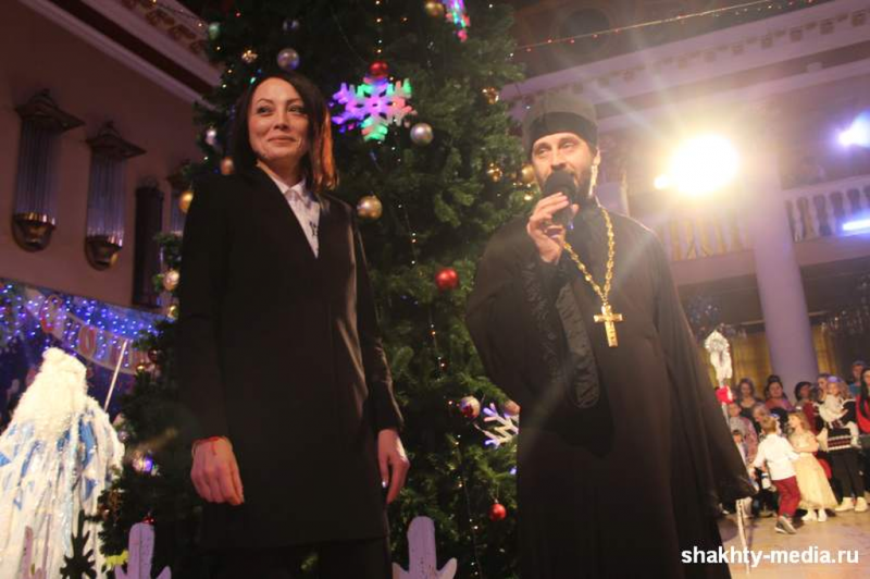 В Шахтинском драматическом театре прошла благотворительная елка для особенных детей. С наступающими праздниками шахтинцев поздравил протоиерей Сергий Яценко
