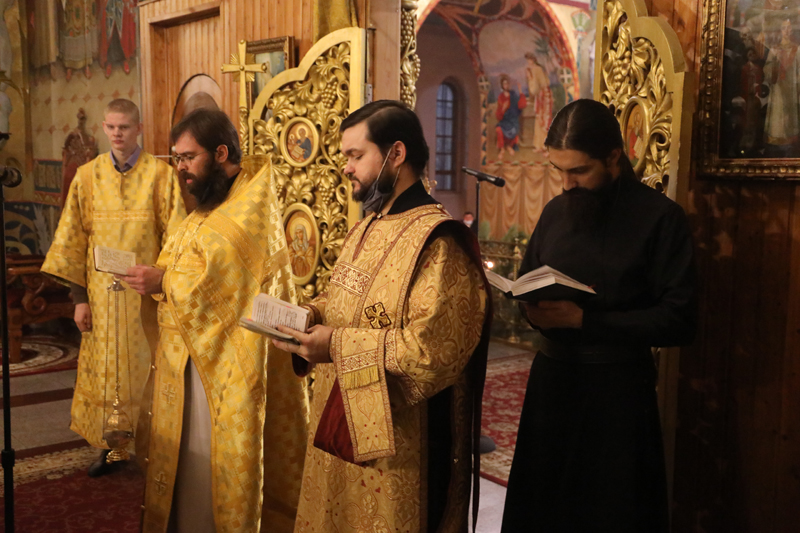 В новогоднюю ночь в Покровском кафедральном соборе г. Шахты совершена Божественная литургия