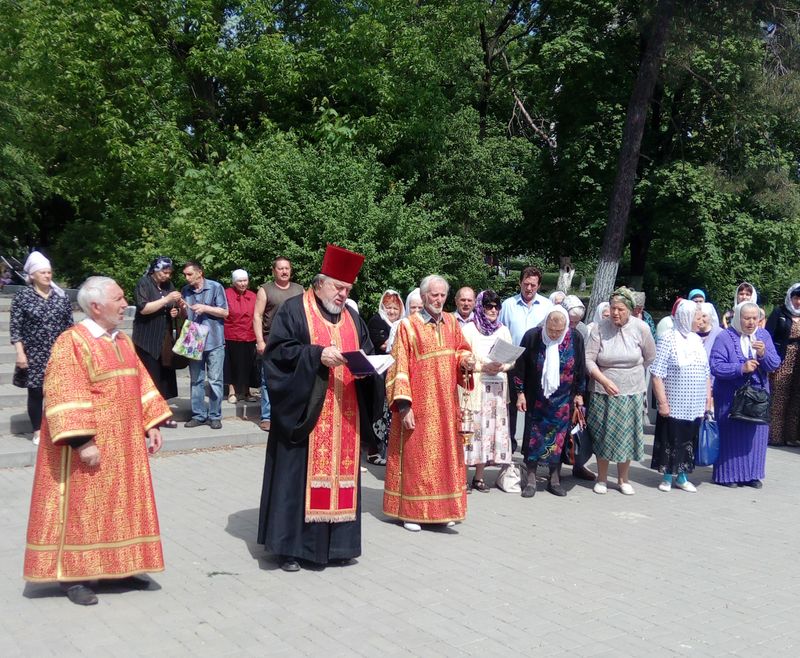 Настоятель храма святого князя Владимира протоиерей Митрофан Мухин возложил цветы и отслужил литию о войнах, положивших жизнь свою в Отечественной войне