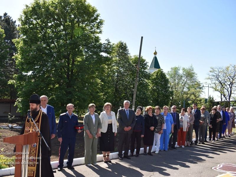 Благочинный приходов Нижнедонского округа принял участие в торжественном открытии мемориальной доски герою России Сергею Полякову