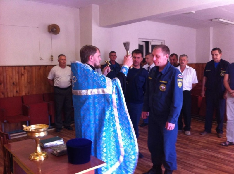 Благочинный Зверево-Никольского округа иерей Димитрий Дяур посетил пожарную часть № 105 г. Зверево