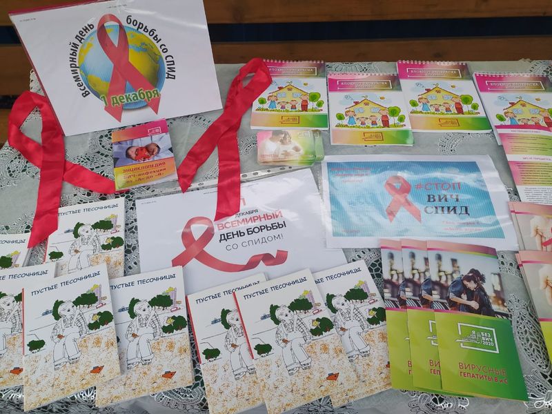 Во всемирный день борьбы со СПИДом сестры Марфо-Мариинского сестричества и добровольцы благочиния раздали буклеты, способствующие повышению информированности и грамотности в сфере здоровья