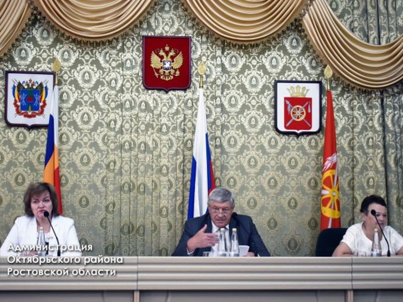 Заседание прошло под руководством Председателя Собрания депутатов – главы Октябрьского района Е.П. Луганцева
