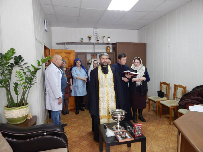 По инициативе главного врача Мартыновой Инны Евгеньевны священнослужитель Сергий Столяров освятил Районную больницу г. Красный Сулин 