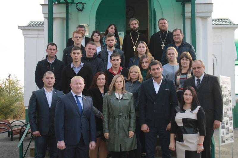 Для участников выездного заседания Молодежного парламента проведена экскурсия по храму Святой Троицы хутора Ягодинка Октябрьского района