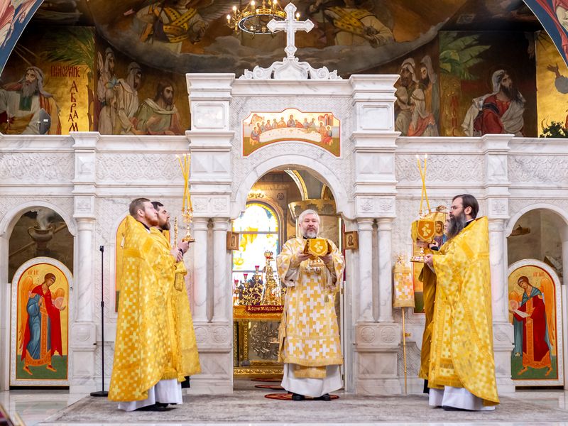 В Неделю Воспоминания Адамова изгнания, Прощеное воскресенье, епископ Симон совершил Божественную литургию в Покровском кафедральном соборе