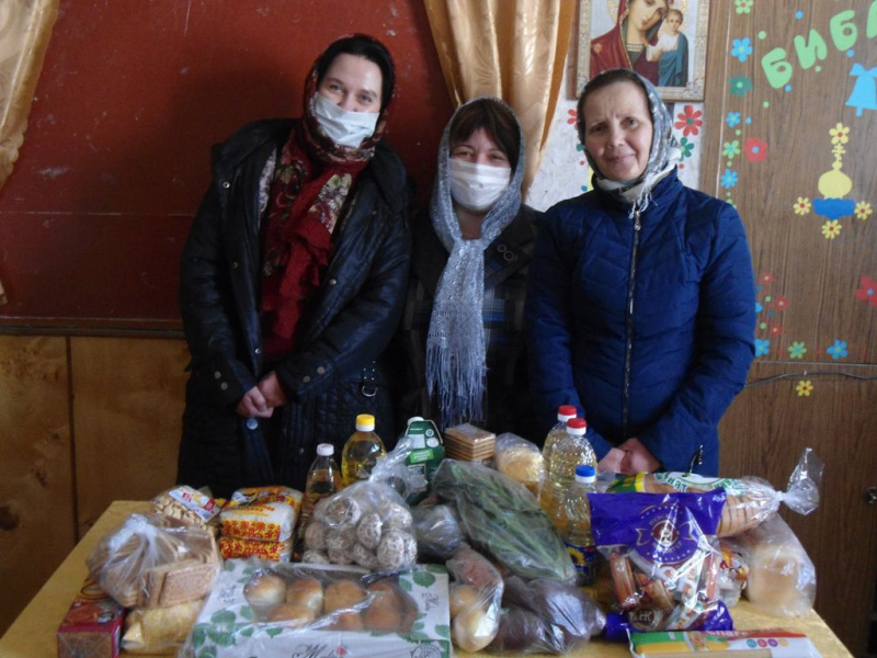 Добровольцы «Общины Милосердия» при храме Почаевской иконы Божией Матери г. Каменск-Шахтинский собрали и передали наборы необходимых вещей в помощь малообеспеченным семьям