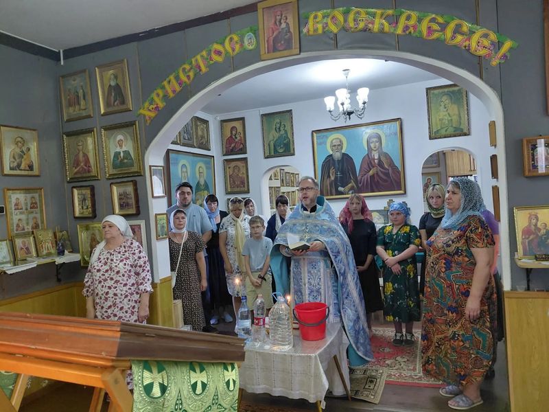 В храме посёлка Отрадный совершили молебен перед началом учебного года