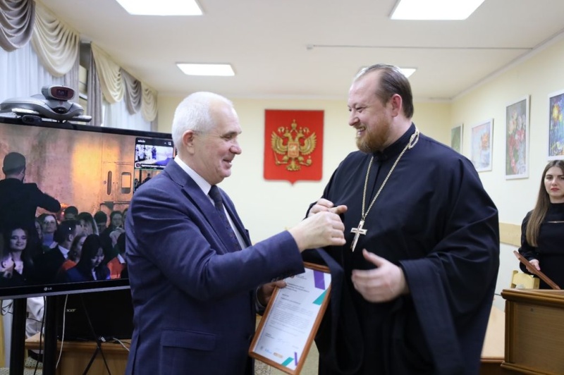За добровольчество протоиерей Роман Амплеев награжден Губернатором Ростовской области