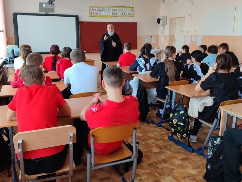 Священник провел беседу с учащимися Базковской школы