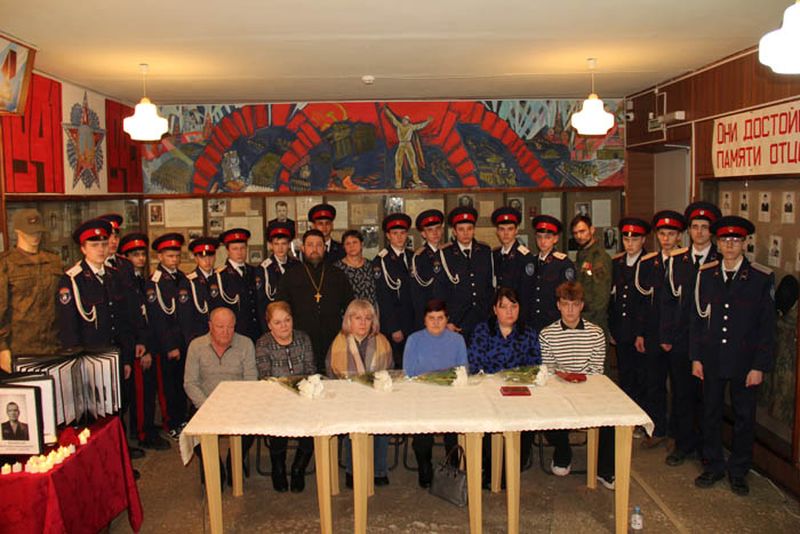 Юные миллеровцы вместе с родными воинов-земляков, погибших на СВО, отдали дань уважения их подвигу и мужеству   