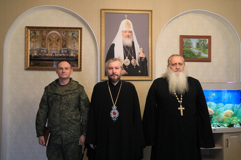 Преосвященнейший епископ Симон и заместитель командира 150-й мотострелковой дивизии подполковник Ф.Е. Панов провели рабочую встречу