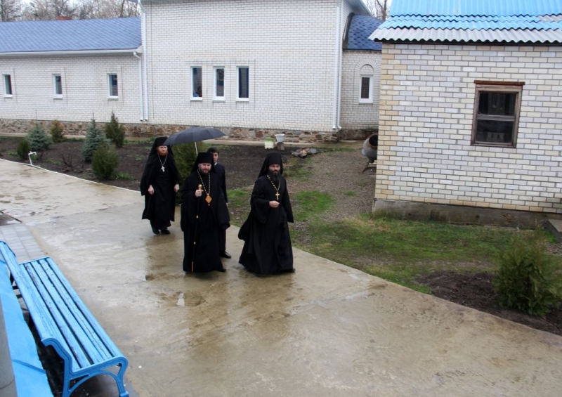 Преосвященнейший епископ Симон в связи с вступлением иеромонаха Алима (Неживова) в управление Покровским мужским монастырем сл. Верхнемакеевка совершит чин поставления его в сан игумена монастыря с вручением игуменского посоха