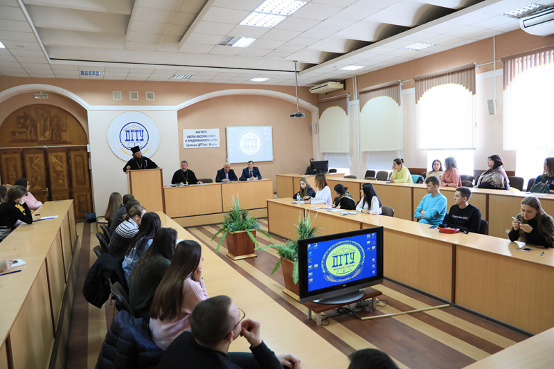 Проблема соотношения свободы и ответственности молодежи обсуждалась шахтинскими студентами, их наставниками и представителями епархии на традиционной Сретенской конференции