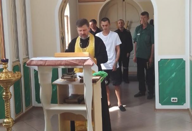 В храме в честь мученика и целителя Пантелеимона исправительно-трудового учреждения № 20 г. Шахты совершено таинство Крещения