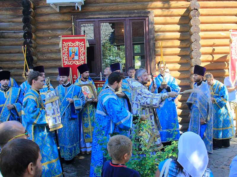 В престольный день Преосвященнейший епископ Симон совершил Божественную литургию в храме в честь Смоленской иконы Божией Матери пос. Таловый