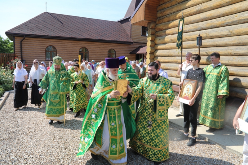 Епископ Шахтинский и Миллеровский Симон в престольный день совершил Божественную литургию в храме преподобного Серафима Саровского хут. Красновка