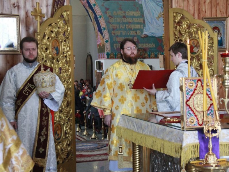 В Великую субботу, епископ Игнатий совершил вечерню с чтением 15 паримий и Божественную литургию святителя Василия Великого в Покровском кафедральном соборе