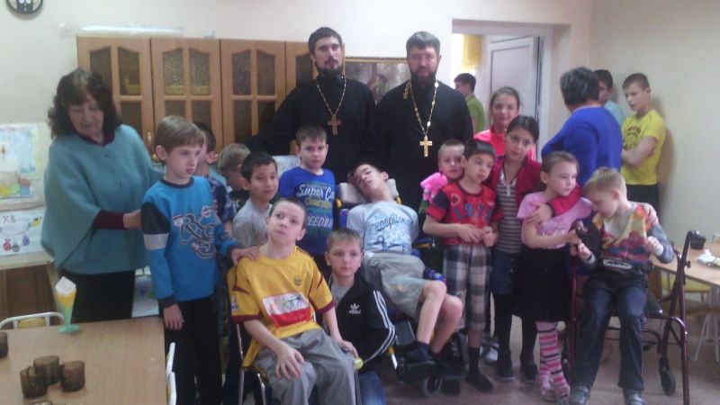 Священники Александровск-Грушевского благочиния посетили Реабилитационный центр «Добродея» и поздравили воспитанников со Светлой Пасхой