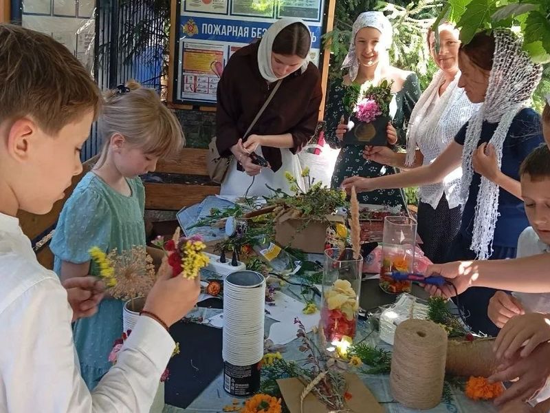 В храме Архистратига Михаила поселка Каменоломни прошел мастер-класс «Эко-декор» для подростков