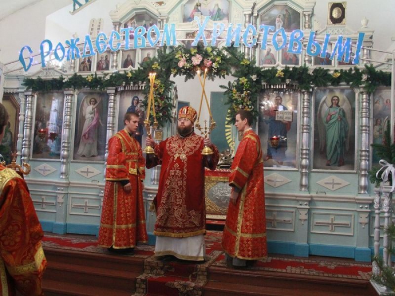 Епископ Игнатий продолжил череду Рождественских богослужений Литургией в храме Архангела Михаила пос. Каменоломни