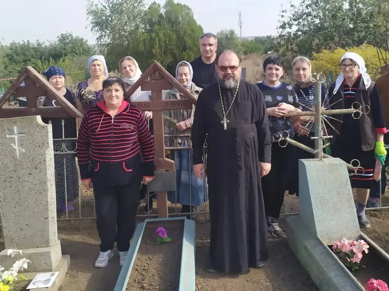 Прихожане Покровского прихода г. Новошахтинска привели в порядок могилы подвижников и исповедников Христовых