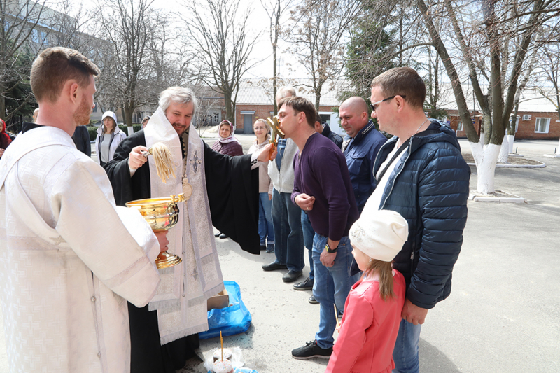 Епископ Шахтинский и Миллеровский Симон совершил чин освящения пасхальных приношений в филиале Донского государственного технического университета г. Шахты