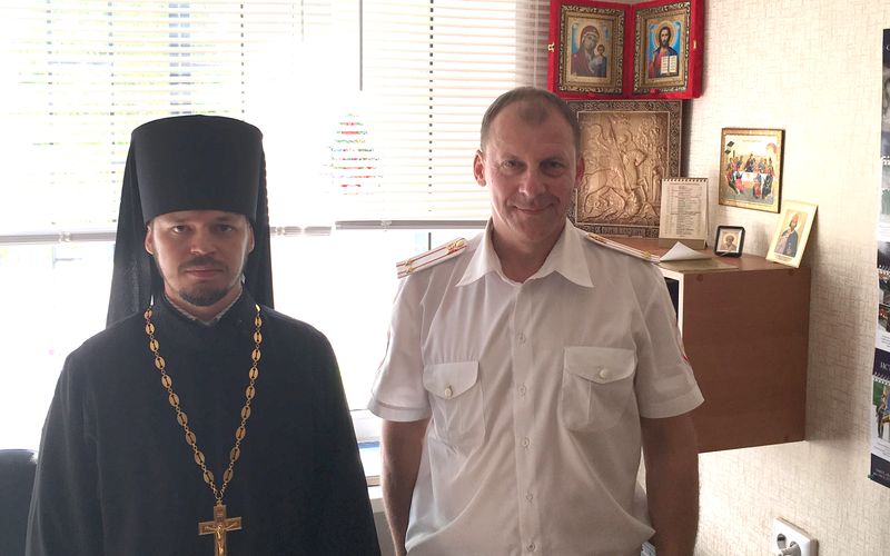 В слободы Кашары состоялась встреча настоятеля храма Святителя Николая иеромонаха Никона (Синюшкина) с начальником ОГИБДД МО МВД России "Кашарский" подполковником полиции Ветлицыным В.А.