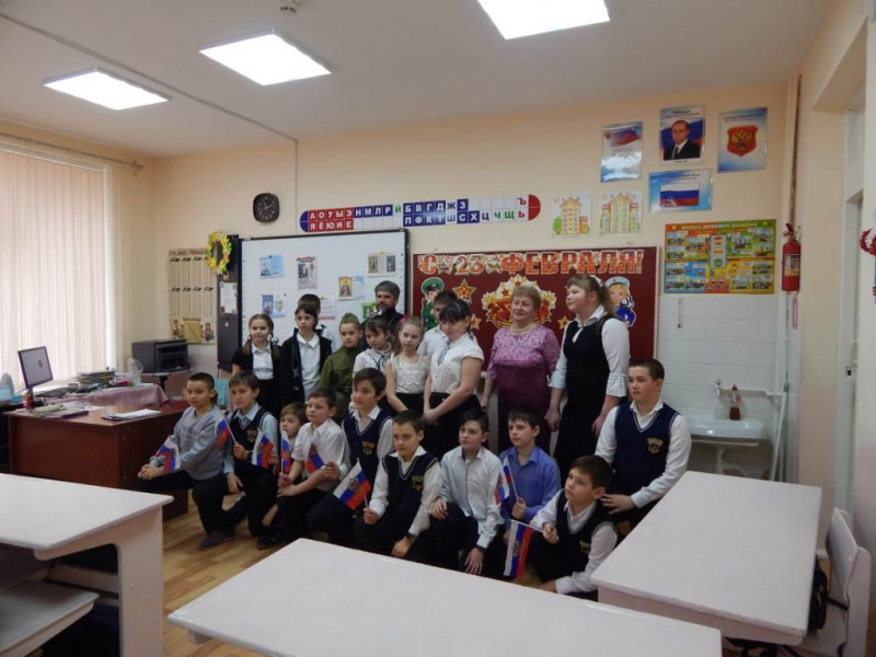 Ко Дню защитника Отечества иерей Сергий Столяров поздравил учеников и сотрудников лицея № 7 г. Красный Сулин