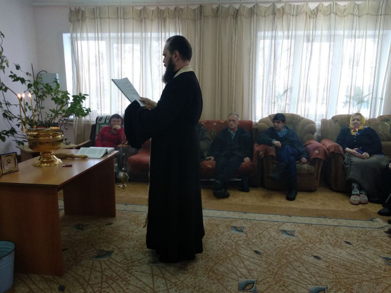 Иерей Роман Калинин совместно с работником благотворительного фонда Святой вмц. Анастасии Узорешительницы посетил дом-интернат престарелых с. Верхнесвечниково