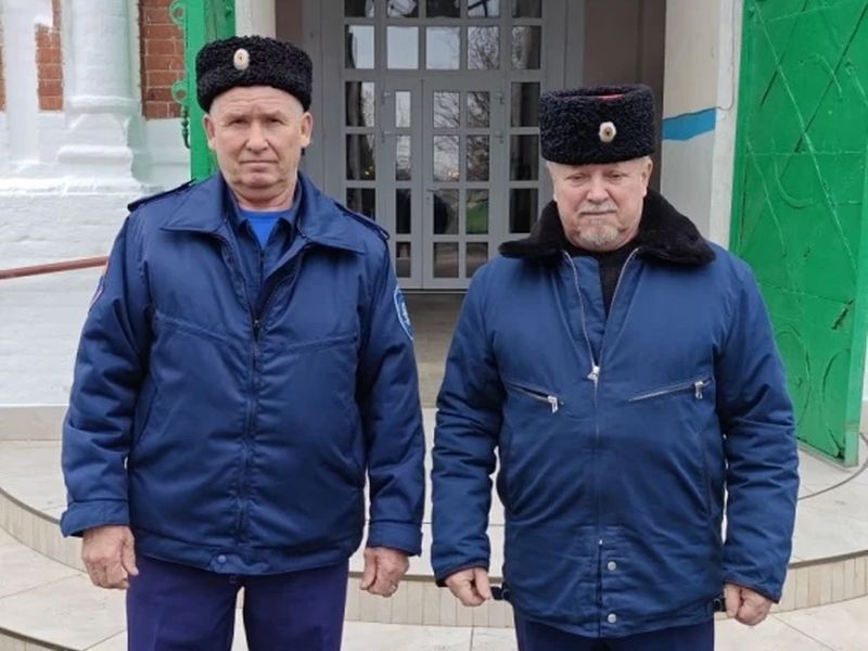 Казаки и полиция совместно обеспечивают порядок в праздничные дни в Октябрьском районе