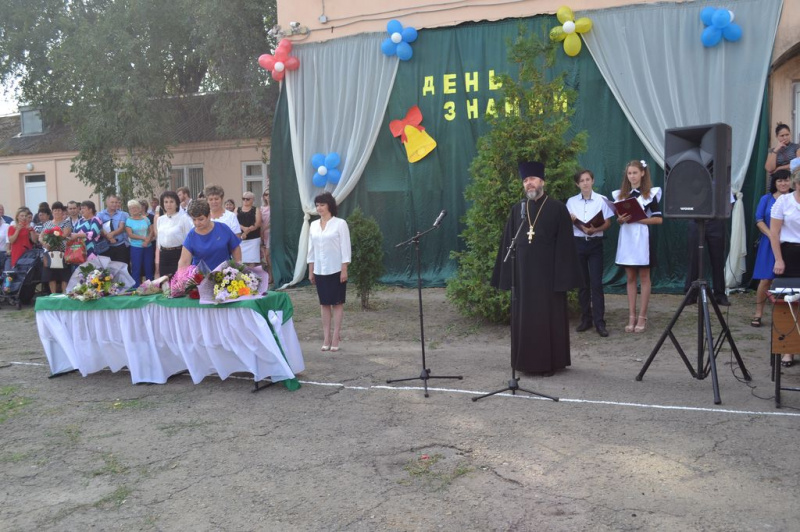 Протоиерей Александр Маштанов принял участие в праздничной линейке во 2-й Казачьей школе станицы Багаевской