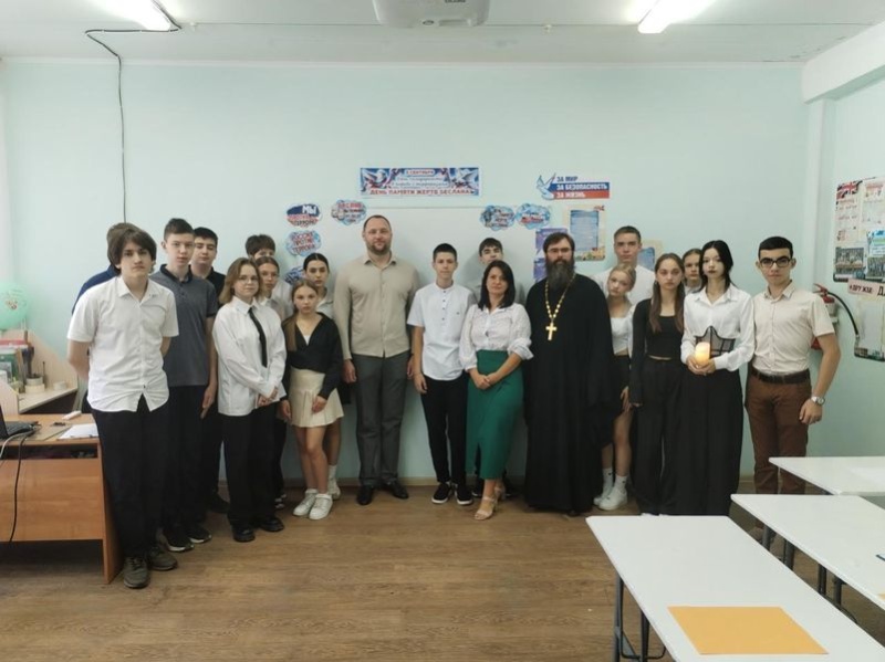 Настоятель Покровского кафедрального собора провел урок «Разговоры о важном» в школе  № 22 