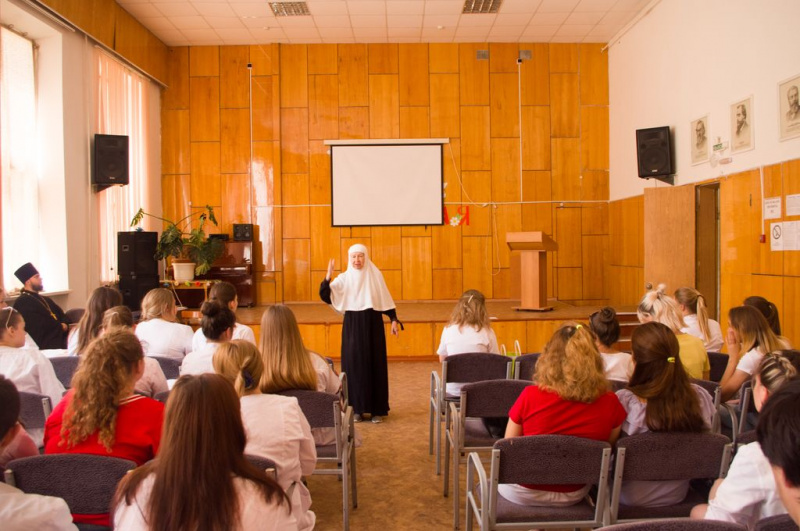 По приглашению директора Каменск-Шахтинского медицинского колледжа монахиня Мария (Литвинова) провела встречу со учащимися 