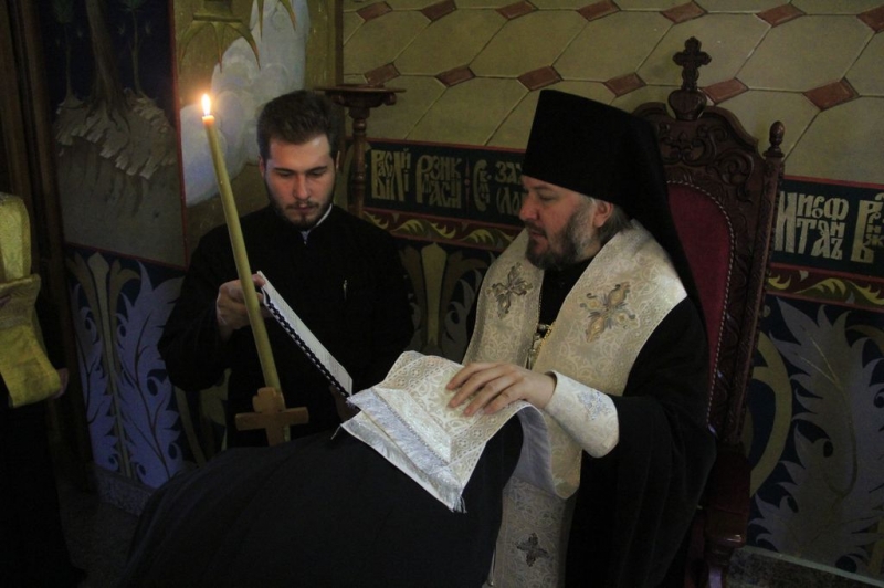 Преосвященнейший епископ Симон прочел молитву на снятие клобука над новопостриженным иеромонахом Игнатием (Лукьянчиковым)