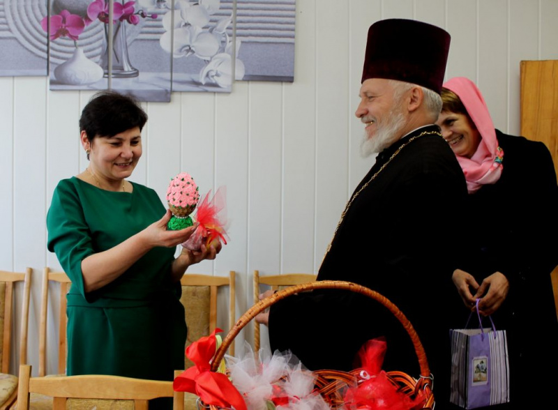 Иерей Олег Бурлаков поздравил сотрудников Администрации города Гуково, вручив пасхальные подарки