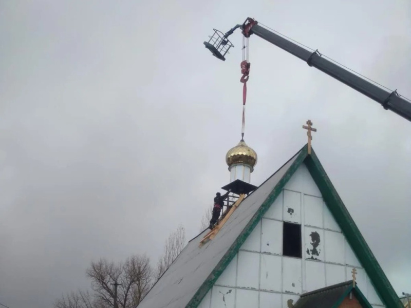 Купол и крест установлены на храм Святителя Николая Чудотворца в хуторе Кружилинском 