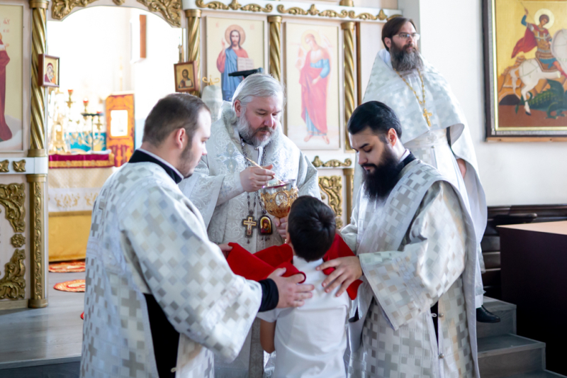В день памяти святителя Митрофана, епископа Воронежского, Преосвященнейший епископ Симон совершил Божественную литургию в Покровском кафедральном соборе города Шахты