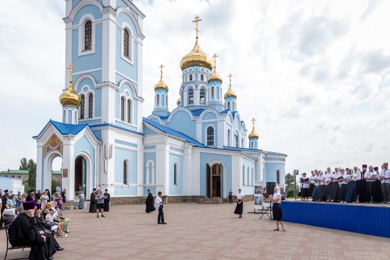 Праздничное мероприятие по случаю 10-летия Шахтинской епархии и награждение победителей фотоконкурса «10 лет Шахтинской епархии» состоялись на Соборной площади г. Шахты