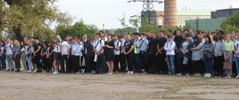 Настоятель храма Почаевской иконы Божией Матери протоиерей Вячеслав Лавлинский посетил с поздравлением и благословением торжественную линейку Каменского техникума строительства и автосервиса