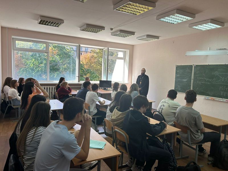 Иерей Олег Брехов провел беседу с учениками классов химико-биологической школы