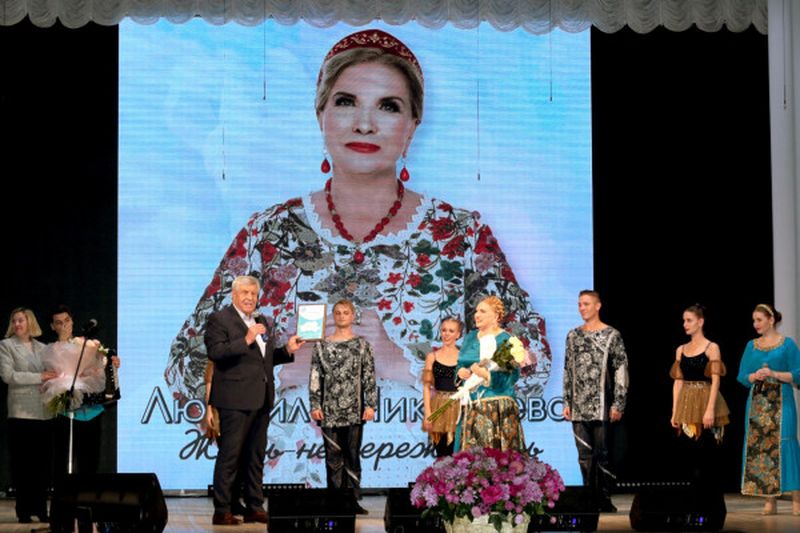 Члены молодёжного семейного клуба посетили концерт ансамбля "Русская душа"