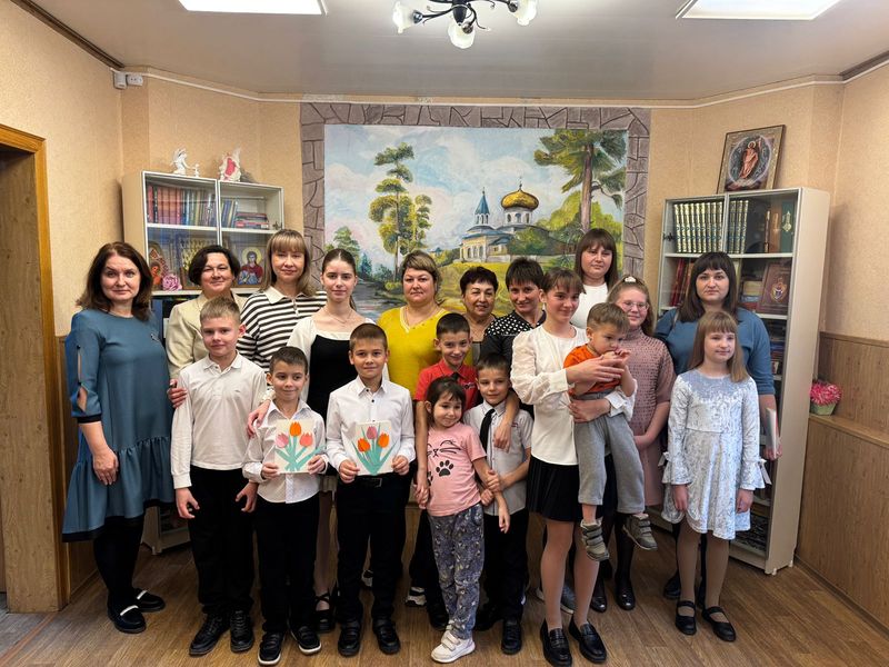 Добрые слова и искренние подарки: как поздравляли мам в станице Гундоровской